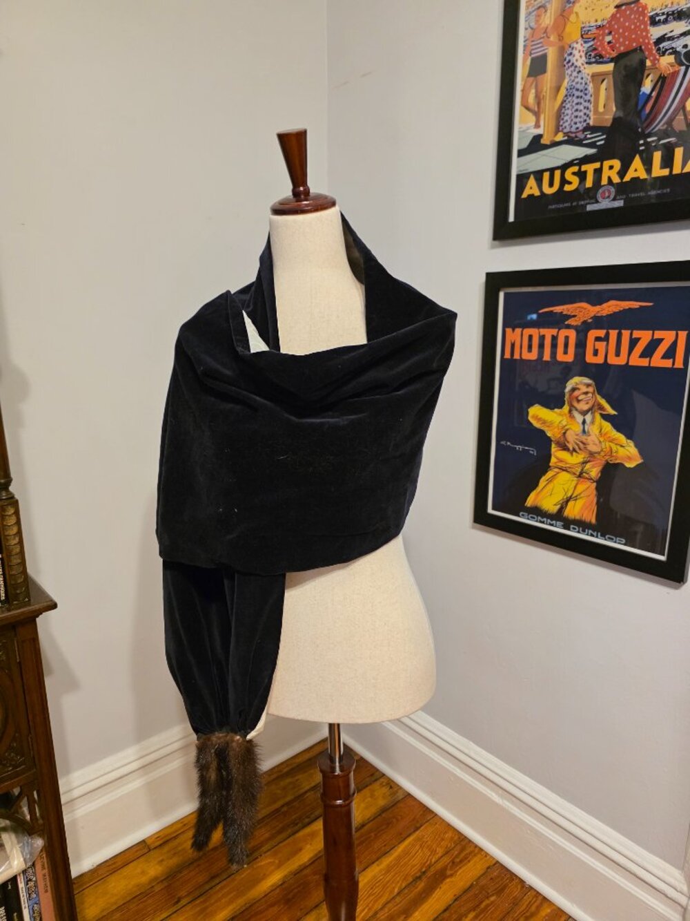 1940s 1950s Vintage Velvet Evening Shawl Wrap with Mink Tails - Picture 3 of 9
